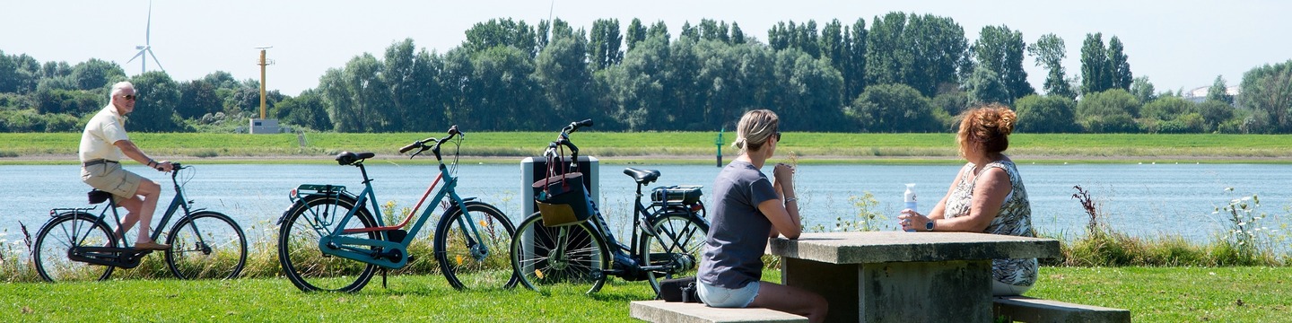 2 mensen die aan het water zitten